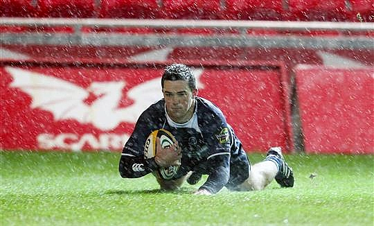 O'Malley crosses for his first ever Leinster try. Picture credit: Steve Pope / SPORTSFILE