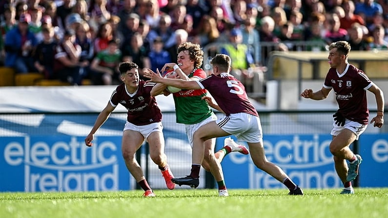 8 July 2022; Diarmuid Duffy of Mayo in action against Shay McGlinchey, right, and Mark Mannion of Galway during the Electric Ireland GAA Football All-Ireland Minor Championship Final match between Galway and Mayo at Dr Hyde Park in Roscommon. Photo by Piaras O Midheach/Sportsfile