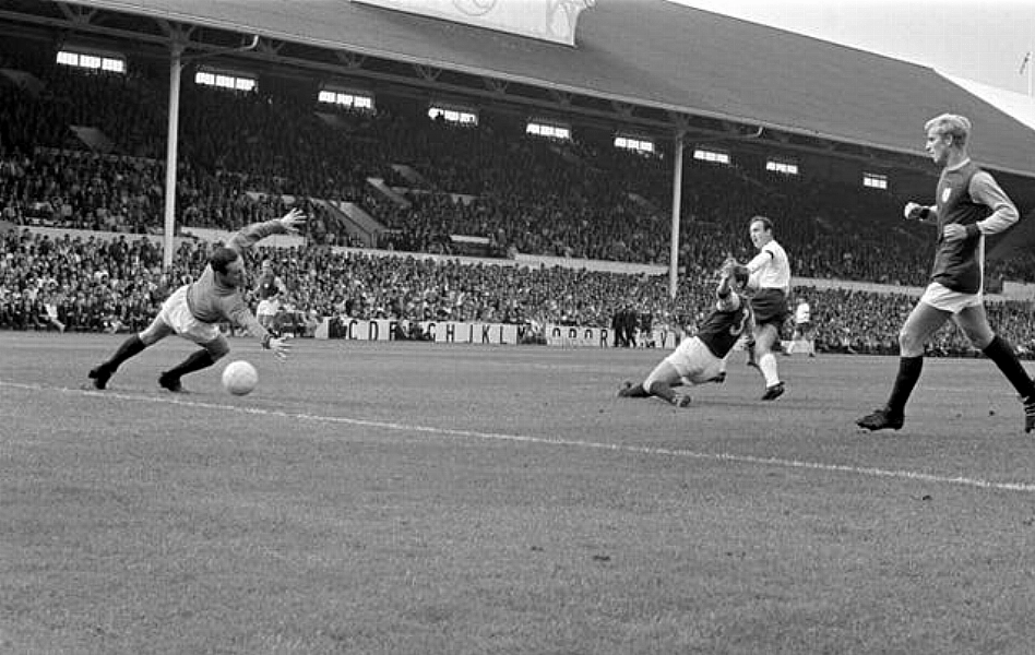 Jimmy Greaves on target for Tottenham again