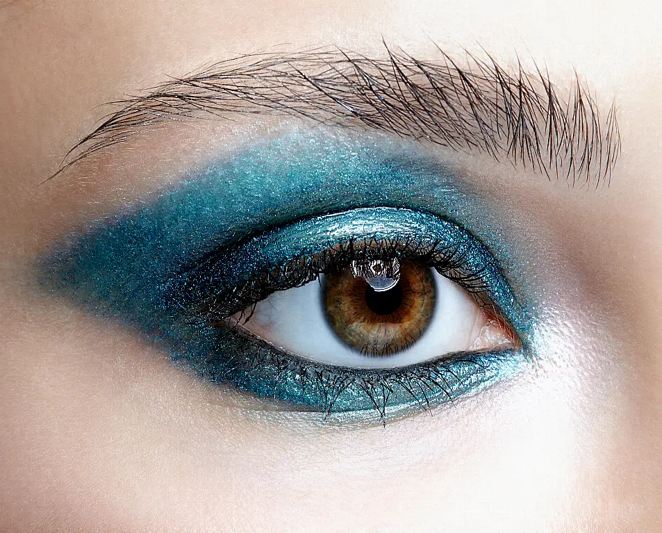 blue shimmer eye make-up