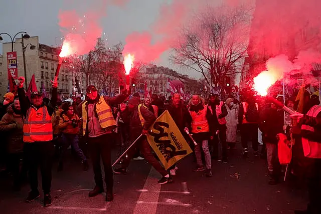 Protestors use flares in Paris