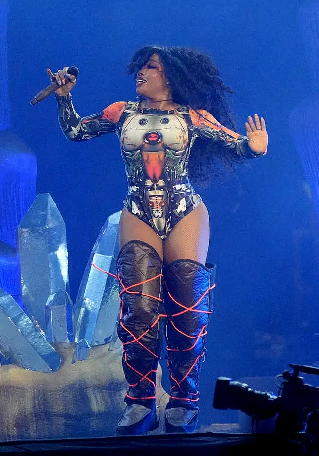 SZA performing on the Pyramid Stage 