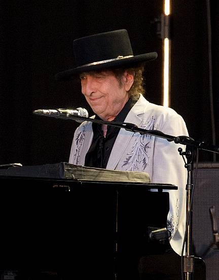 Bob Dylan Papers, Including Unpublished Lyrics, Sell For Nearly $500,000