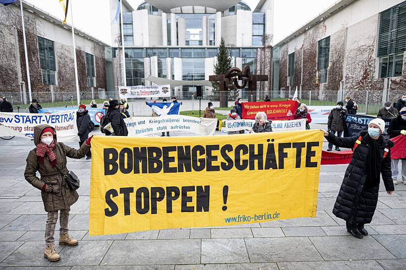 Peace Protesters Form Human Chain Outside German Parliament