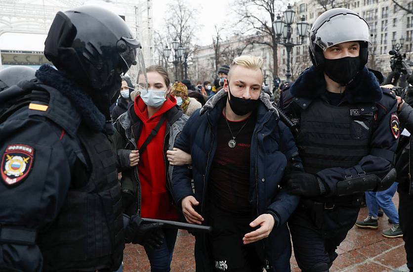 Russia Arrests 350 Protesters Demanding Navalny’s Release