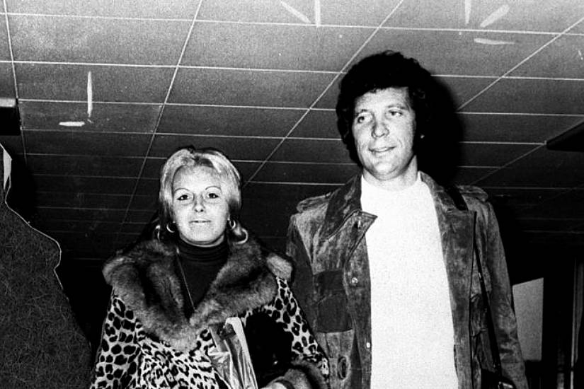 Tom Jones Recalls Words Of Advice From Late Wife Linda