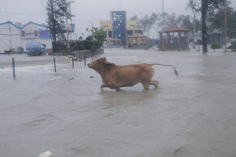 Six Killed As Cyclone Lashes India And Bangladesh