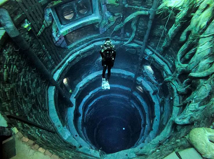 World's Deepest  Pool For Diving Opens In  Dubai