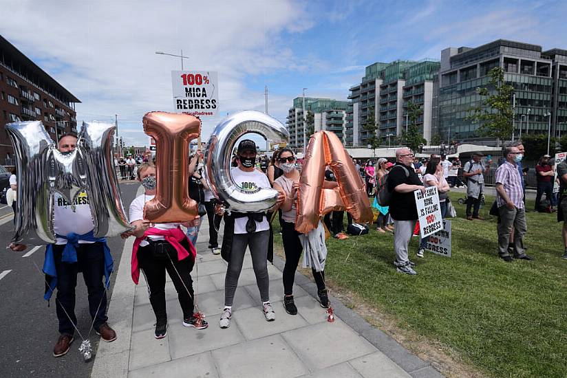 Mica Protesters Gather Outside Fianna Fáil Think-In