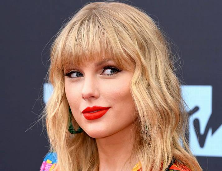 Taylor Swift Thrills Fans At A Belfast Bar