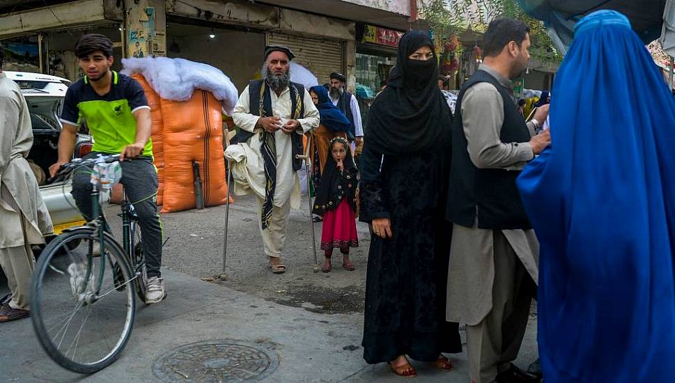 Hundreds Protest In Kabul To Demand Us Release Of Afghan Foreign Reserves