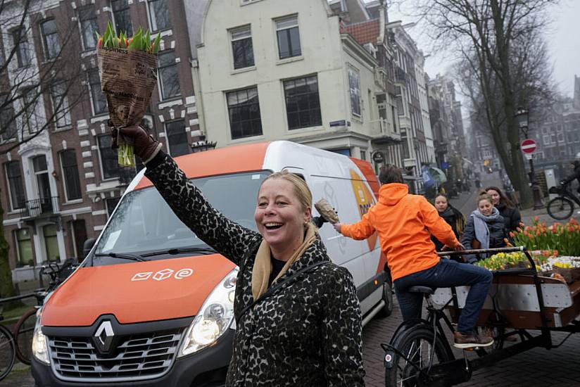 Tulips For Amsterdam: Growers Hand Out Free Flowers