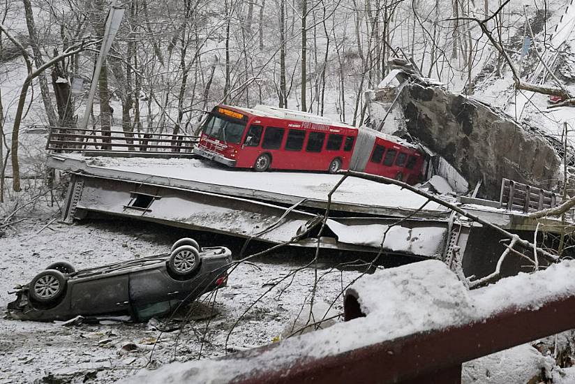 Human Chain Formed To Rescue Bus Passengers After Us Bridge Collapse