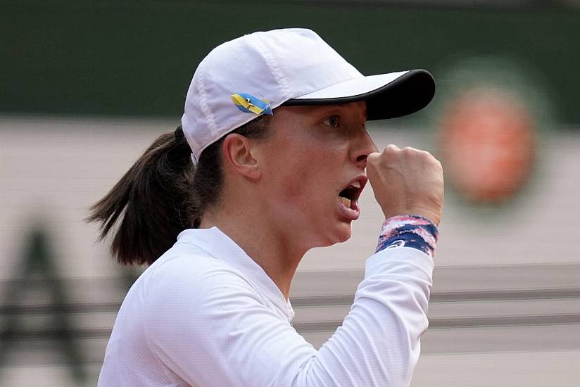 Iga Swiatek Recovers From Rare Dropped Set To Reach French Open Quarter-Finals