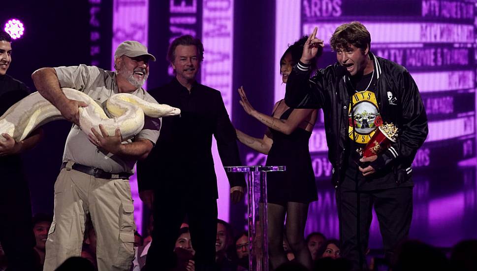 Jackass Star Joined Onstage By Enormous White Snake At Mtv Movie And Tv Awards