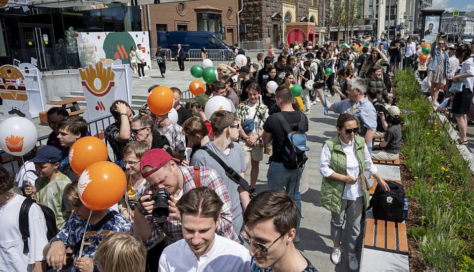 Crowds Flock To Former Mcdonald’s Outlet In Moscow As It Reopens Under New Name