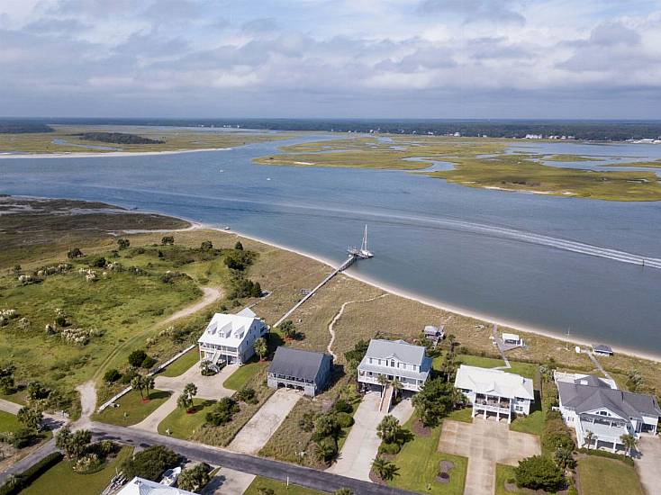 Umbrella Swept By Wind Kills Woman At South Carolina Beach