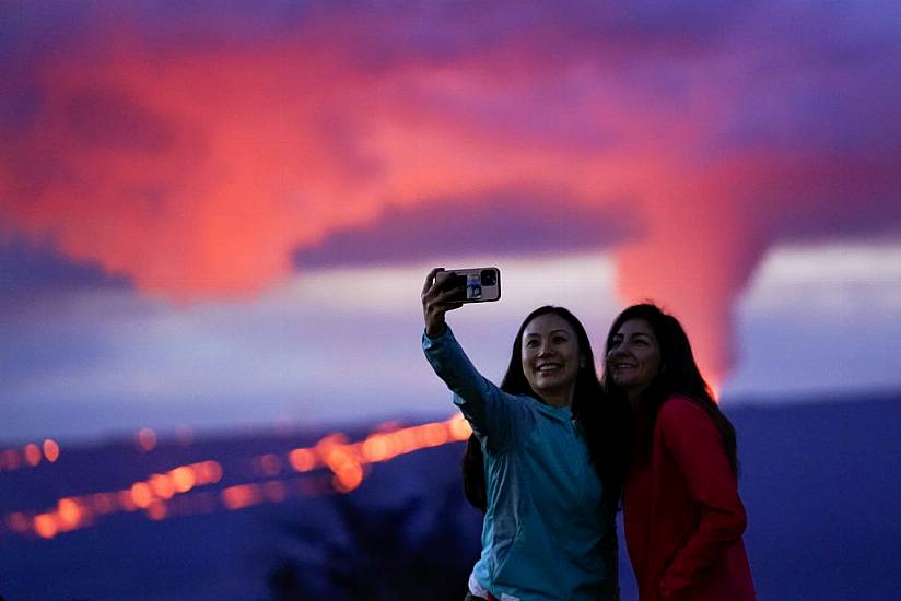 Huge Volcanic Eruption On Hawaii Attracts Thousands Of Awestruck Viewers