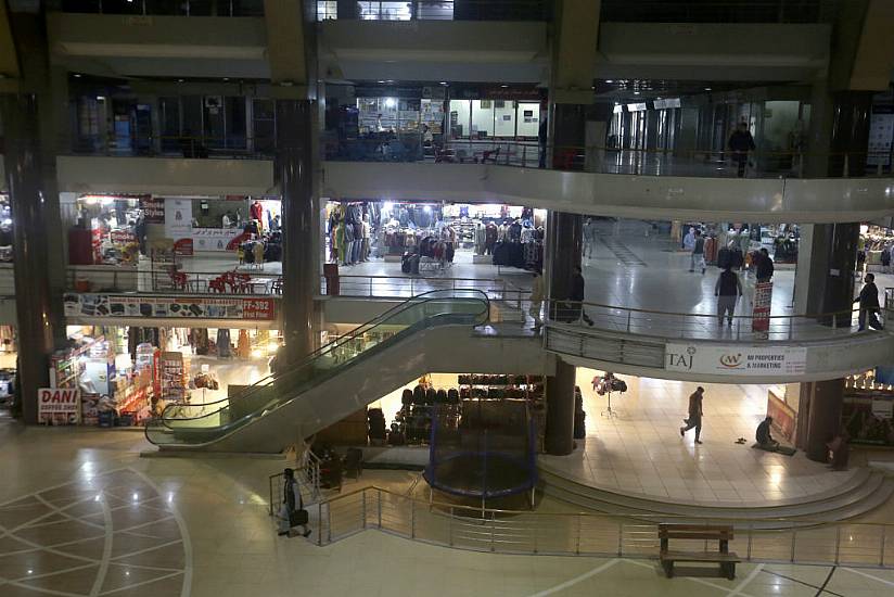 Pakistan Shopping Centres And Markets To Close Early In Energy-Saving Move