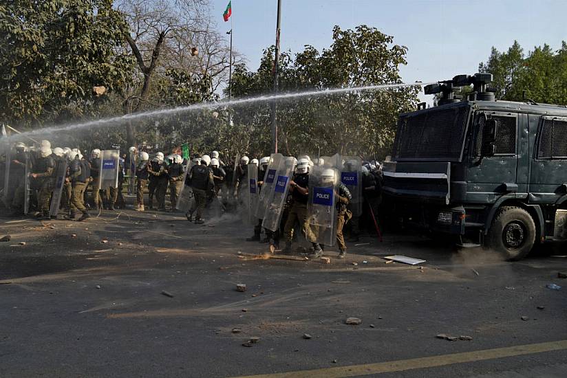 Pakistan Police And Supporters Of Former Prime Minister  Scuffle Near His Home