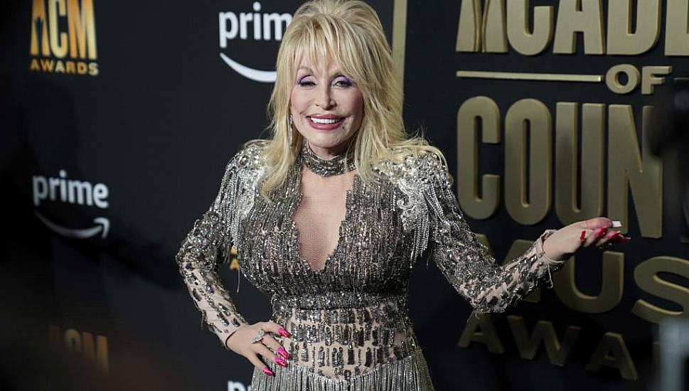 Dolly Parton Steals The Show At The 2023 Acm Awards With Eye-Catching Outfits