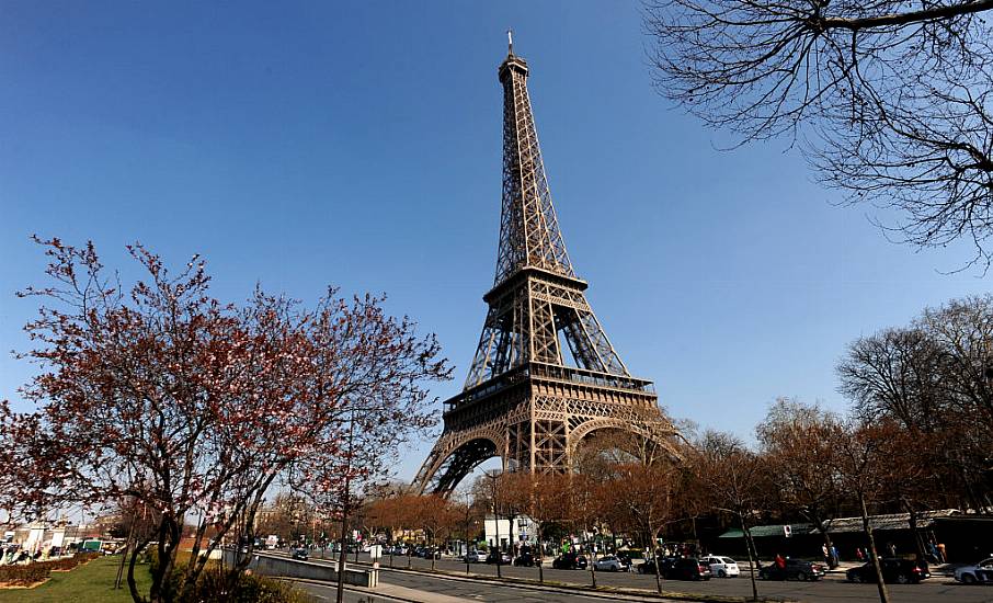 Man Decides To Propose After Visitors Temporarily Stranded On Eiffel Tower