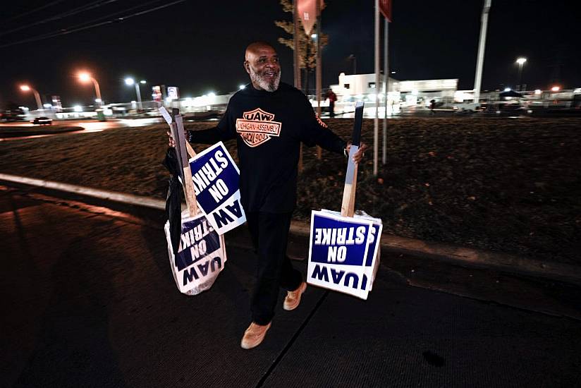 Detroit Autoworkers Reach Deal With Ford In Breakthrough Towards Ending Strikes