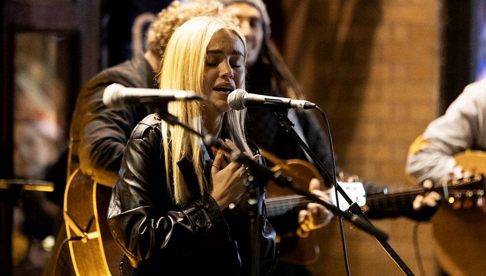 ‘Fairytale’ Of Dublin As Crowd Sings Along To Christmas Eve Charity Busk