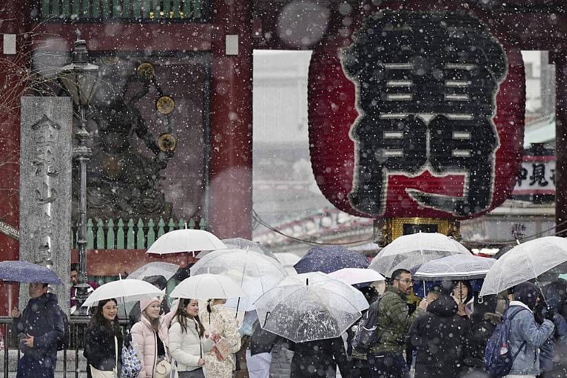 Heavy Snow Hits Tokyo, Halting Trains And Grounding More Than 100 Flights