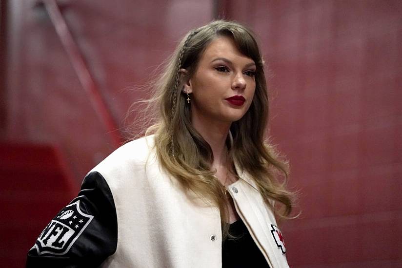 Taylor Swift Encourages Fans To Vote On Super Tuesday