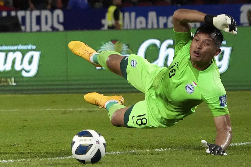 Chinese Football Fans Pour Money Into Food Stall Run By Singapore’s Goalkeeper