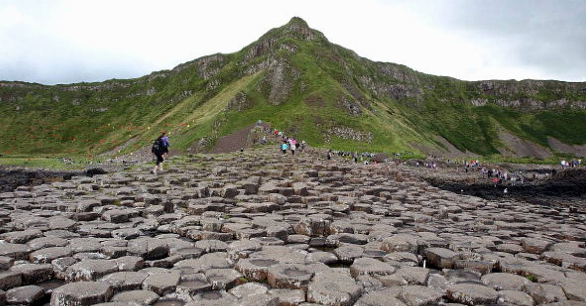 Превозно средство, запалено при „нагло“ нападение в село близо до Giant`s Causeway