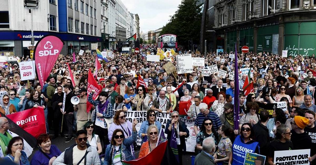 До 15 000 души взеха участие в митинг срещу расизма в Белфаст