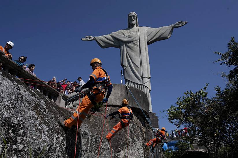 Rio De Janeiro Climbers Clean Site Of Christ The Redeemer Statue