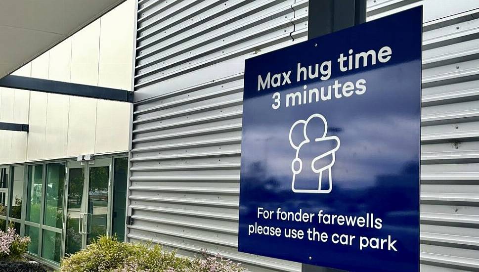 New Zealand Airport Sets Up ‘Cuddle Cap’ To Cut Down On Long Goodbyes