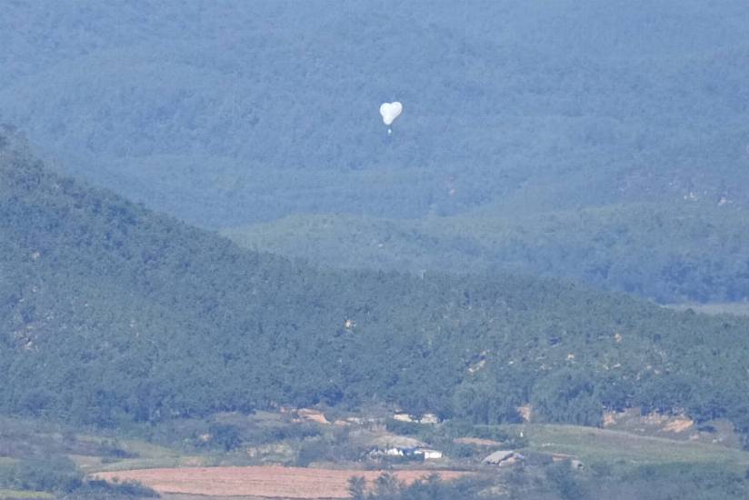 Rubbish Dropped By Balloon Lands On South Korea’s Presidential Compound