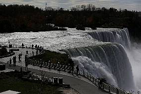 Mother Intentionally Went Over Niagara Falls With Her Children, Police Say