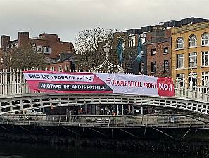 Ha&#039;Penny Bridge Banner Calls For End To 100 Years Of Fine Gael And Fianna Fáil