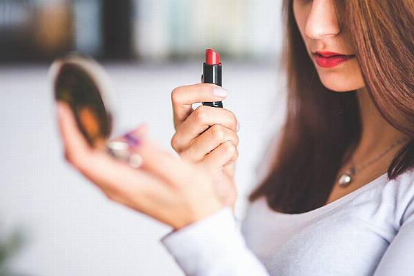 Revlon Avoids Bankruptcy After Getting Bondholder Support