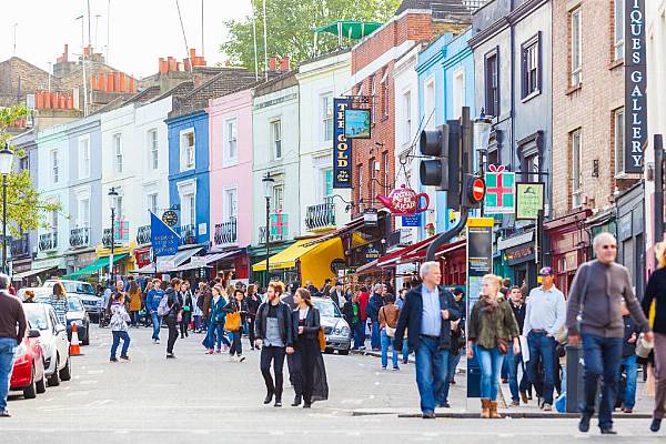 UK Shoppers Cut Spending As Inflation Squeeze Tightens