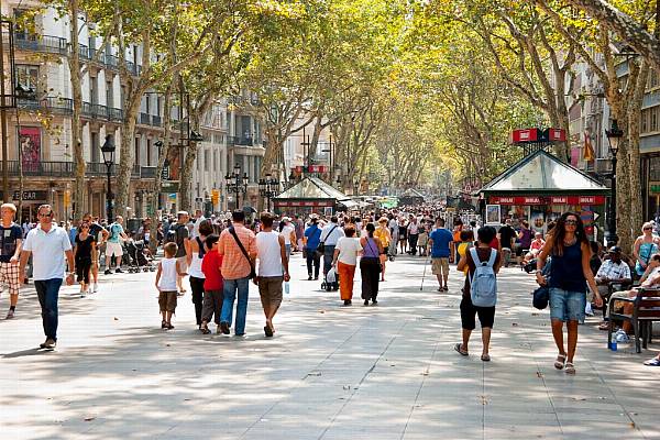 Spanish Retail Sales' Recovery Edges Up In August