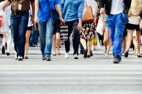 UK December High-Street Footfall Up First Time Since 2011