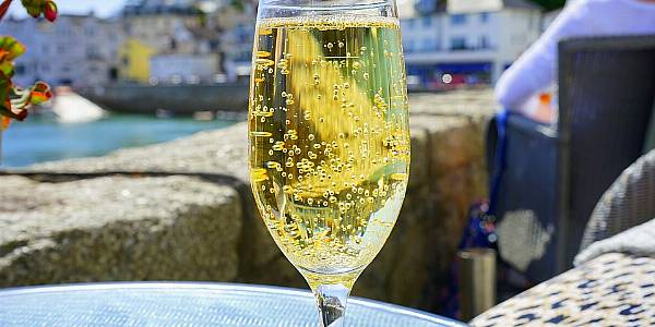 Spanish Drinking More Sparkling Wine, Study Finds