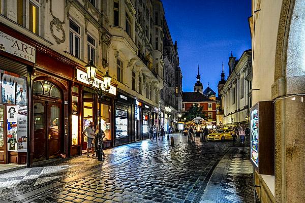 Czechs Drop Shop Reopening Plan Amid COVID Surge