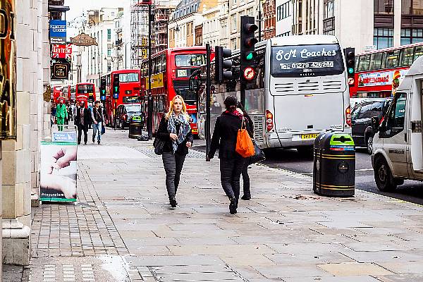 U.K. Consumer Spending Drops For First Time In Almost Four Years