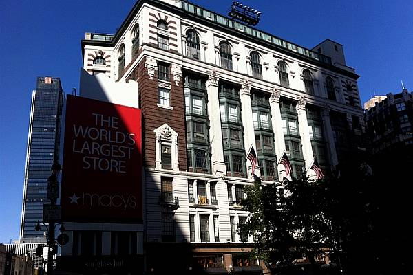 Hudson’s Bay Said to Hold Early Takeover Talks With Macy’s