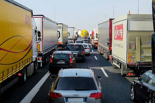 EU Targets 30% Cut In Truck CO2 Emissions By 2030