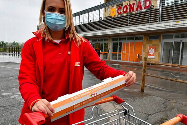 Italy's Conad Tests Disposable Handle Covers For Shopping Carts