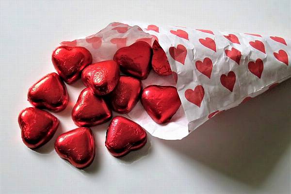 UK Shoppers Splash The Cash On Valentine's Items: Nielsen