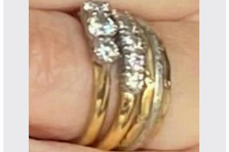 Garda&iacute; investigating theft of jewellery in Castleblayney